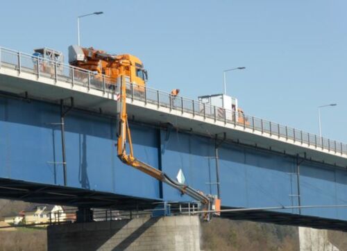 Baustellenfahrzeug auf einer Brücke