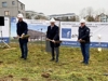 David Bergsmann, Landesrat Markus Achleitner und DI Markus Fahrner, ausgerüstet mit Helmen und Spaten, im Hintergrund Plakat mit Aufschrift Business Park Hotel Hagenberg