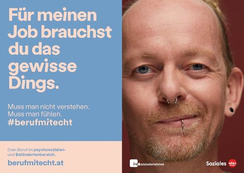 Sujet zur Kampagne, Porträt eines Mannes und Beschriftung Für meinen Job brauchst du das gewisse Dings. Muss man nicht verstehen. Muss man fühlen. #berufmitecht, Dein Beruf im psychosozialen- und Behindertenbereich. berufmitecht.at