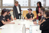 Landesrat Wolfgang Hattmannsdorfer und Bürgermeisterin Margit Angerlehner an einem Tisch mit Lehrlingen beim Workshop „Lehr-Geld“ bei ELMET.