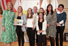Gruppenfoto mit acht Personen, zwei von ihnen halten eine Urkunde bzw. ein kleines Plakat mit Beschriftung Gesunde Krabbelstube in Händen, ganz links Landeshauptmann-Stellvertreterin Mag.a Christine Haberlander