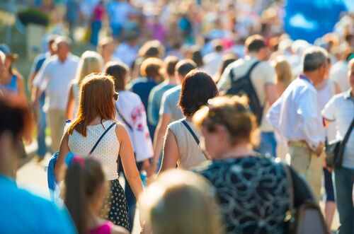 Zahlreiche Menschen auf einer Einkaufsstraße