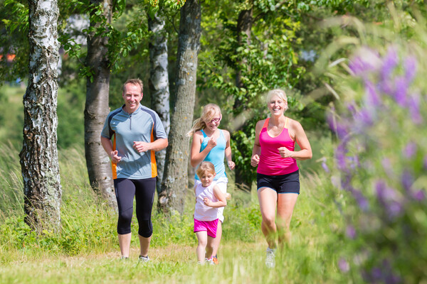 Vierköpfige Familie beim Joggen.