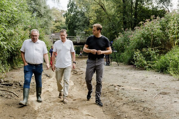 Bgm. Christian Aufreiter, GWB-Leiter Franz Gillinger und LR Stefan Kaineder in der ausgetrockneten Gusen