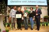 Karl Ploberger steht mit den Siegern „Schönster Bienengarten“ Johann und Christine Lidauer aus Altenhof/H., der Agrarlandesrätin Michaela Langer-Weninger und Landeshauptmann Mag. Thomas Stelzer auf der Bühne; das Siegerehepaar hält einen Scheck und einen Blumenstrauß in Händen