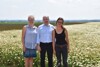 Agrar-Landesrat Max Hiegelsberger mit dem Team des Bienenzentrum Oberösterreich Dr.in Petra Haslgrübler (links) und DI in Theresa Frühwirth (rechts)