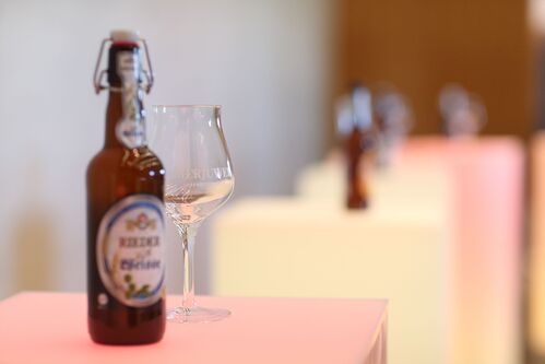 Bierflasche mit einem Bierglas, auf dem „Bierjuwel“ steht