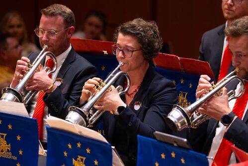Konzert der Big Band Oberösterreich – drei Musikerinnen und Musiker mit Blechblasinstrumenten
