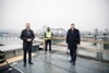 Landeshauptmann Mag. Thomas Stelzer, Paul Koller und Landesrat Günther Steinkellner auf dem Bauplatz, im Hintergrund die Brückentragwerke