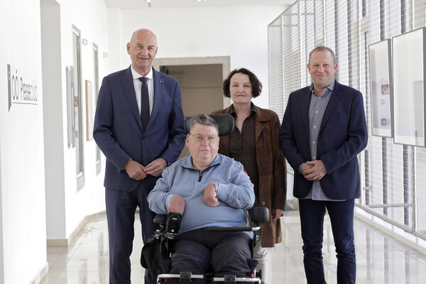 Sozial-Landesrat Christian Dörfel, Alfred Prantl, Obmann der Vereinigung der Interessensvertretungen der Menschen mit Beeinträchtigungen, Renate Hackl, Leiterin der Gruppe Leistungen für Menschen mit Beeinträchtigungen beim Land Oberösterreich, und Gernot Koren, Sprecher der Interessenvertretung der Sozialunternehmen im psychosozialen- und Behindertenbereich OÖ.