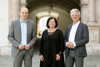 Dr. Clemens Klingan, Landesrätin Birgit Gerstorfer und Mag. Reinhold Rampler stehen vor dem geöffneten Toreingang des Linzer Landhauses.