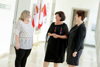 Cornelia Lexa, Landesrätin Birgit Gerstorfer und Judith Müller-Essilfie stehen zueinander im Gespräch im Foyer des OÖ. Presseclubs