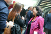 Landesrätin Birgit Gerstorfer stehend im Gespräch mit einer Frau, im Hintergrund weitere Personen im Gespräch miteinander