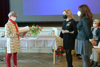 Wilma Steinbacher und drei Frauen, alle mit FFP2-Maske, überreicht die Zeugnisse, im Hintergrund Blumensträuße