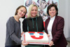 v.l.: Adela Perte, Nicole Sonnleitner und LRin Birgit Gerstorfer mit der Geburtstagstorte anlässlich 10 Jahre ULF