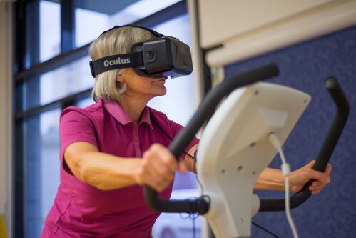 Seniorin beim Ergometertraining mit VR-Brille                                  