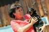 Landesrätin Birgit Gerstorfer hält einen kleinen Hund in den Armen