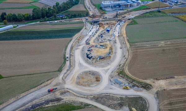 Luftaufnahme der Umfahrung Pupping und Karling an der B130 im Bezirk Eferding