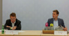 Kurt Haider und Landesrat Stefan Kaineder sitzen an einem Konferenztisch mit Mikrofonen und Namensschildern
