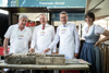 Landeshauptmann Thomas Stelzer und Landesrat Markus Achleitner grillten auf der OÖ Sommerfrische im Wiener Stadtpark gemeinsam mit Koch Johann Parzer und Genussland OÖ-Leiterin Birgit Stockinger Steckerlfische aus dem Salzkammergut