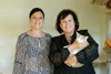 Bettina Hubner und Landesrätin Birgit Gerstorfer stehen lächelnd nebeneinander, Birgit Gerstorfer hält eine Katze im Arm