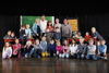 Kinder- und Jugendanwältin Mag.a Christine Winkler-Kirchberger mit der Theatergruppe Traumfänger und der Klasse 2a der Adalbert Stifter Praxisvolksschule bei der Premiere des neuen Musical „Alle Kinder haben Rechte“