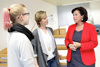 Sozial-Landesrätin Birgit Gerstorfer im Gespräch mit den Schülerinnen Magdalena Kratochwill (links) und Anita Tagwerker (mitte)