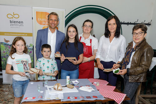 v.l.: Emma, Ismail, LR Dr. Wolfgang Hattmannsdorfer, Laila, Seminarbäuerin Monika Selinger, OÖ Familienbund-GF Mag. Ana Aigner, GR Michaela Sommer