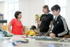 Landesrätin Birgit Gerstorfer mit Jugendlichen in einer Lehrwerkstätte
