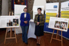 Birgit Stockinger (Leiterin Stabsstelle Genussland OÖ) und Margit Steinmetz-Tomala (GF Genussland OÖ Gastro) präsentieren die Sujets der neuen Genussland Kampagne