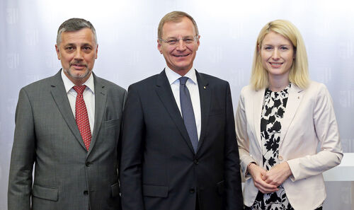 Prof. Mag. Dr. Alfred Klampfer, BA, Landeshauptmann Mag. Thomas Stelzer und Landesrätin Mag.a Christine Haberlander bei der Pressekonferenz