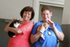 Landesrätin Birgit Gerstorfer und Karin Binder stehen nebeneinander, jede hält ein Kätzchen auf dem Arm