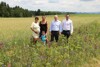 (von links): Landwirt Wolfgang Neulinger mit Familie, Agrar-Landesrat Max Hiegelsberger und Maschinenring-Projektleiter Grünland Johannes Hintringer mitten in der Blütenpracht