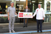 Franz Brandl, Landesrat Max Hiegelsberger und Leo Jindrak vor einem Bäckerei-Geschäft, Franz Brandl und Leo Jindrak halten eine Tafel mit Beschriftung AMA Genuss Region, Genussland Oberösterreich 