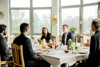 Klimalandesrat Stefan Kaineder mit Vertreterinnen und Vertretern der oö. Glaubensgemeinschaften beim „permanent breakfast“ der „Über den Tellerrand“-Community im Büro von Landesrat Kaineder