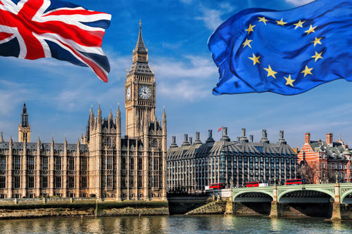 EU- und Britische Flagge vor dem Big Ben in London