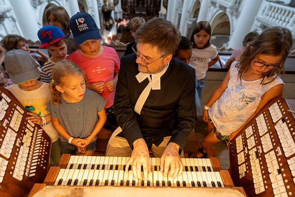 Probst Klaus Sonnleitner mit Kindern an der Brucknerorgel im Stift St.Florian