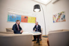 Landeshauptmann Mag. Thomas Stelzer und Finanzminister Dr. Magnus Brunner sitzen sich an einem runden Tisch gegenüber und sprechen miteinander