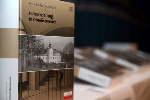 Foto vom Buch „Heimerziehung in Oberösterreich“