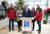 Christbaumbauern-Obmann Klaus Gschwendtner, Agrar-Landerätin Michaela Langer-Weninger, Landeshauptmann Thomas Stelzer, Theresia Kain und Ignaz Hofer vor einer festlichen Tanne vom Betrieb Hofer in St. Agatha