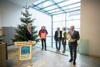 Landeshauptmann Mag. Thomas Stelzer, Ignaz Hofer, Hubert & Brigitte Buchberger und Landesrat Max Hiegelsberger mit Genussland-Weihnachtsbox in Händen, bei einem schön geschmückten Christbaum