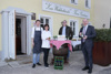 Clemens und Elisabeth Grabmer, Maximilian Hirschvogel und Landesrat Max Hiegelsberger an einem Stehtisch mit Getränken vor einem Gasthaus, Beschriftung : Zur Waldschänke“ Fam. Grabmer