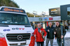 Christian Windischbauer (OÖVV Regionalbetreuer), Harald Riedler (Riedler Reisen & Touristik GmbH) und Rainer Rohregger (Vorstandsdirektor Hinterstoder-Wurzeralm Bergbahnen AG) stehen nebeneinander vor der Talstation der Hinterstoder Bergbahnen; links neben ihnen steht ein Bus mit der Aufschrift OÖVV