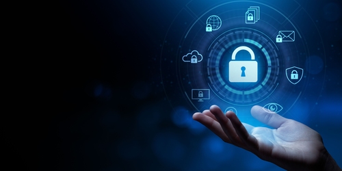 Internettechnologie und Datenschutz: Holografische Symbole für Sicherheit schweben über einer Hand