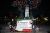 Bürgermeister und Landeshauptmann Dr. Michael Ludwig und Landeshauptmann Mag. Thomas Stelzer unter dem mit bunten Lichtern geschmückten Weihnachtsbaum zeigen auf ein Plakat mit Aufschrift Oberösterreich wünscht gesegnete Weihnachten und vor allem viel Gesundheit im Neuen Jahr