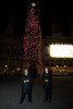 Weihnachtsbaum am Rathausplatz illuminiert - Baum aus Oberösterreich ist für Bgm. Ludwig „Zeichen des Zusammenhalts und des Miteinanders“  Die Vorweihnachtszeit in Wien ist offiziell eingeläutet. Heute, Samstag, haben Wiens Bürgermeister und Landeshauptmann Michael Ludwig und Oberösterreichs Landeshauptmann Thomas Stelzer die 2.000 LED-Lichter am Weihnachtsbaum am Rathausplatz mit einem Knopfdruck eingeschaltet. Der Weihnachtsbaum der Wienerinnen und Wiener kommt dieses Jahr aus Oberösterreich.  „In diesen herausfordernden Zeiten und in einem Jahr, in dem kaum etwas so ist, wie es unter normalen Umständen sein sollte, freut es mich besonders, dass wir mit unserem Geschenk aus Oberösterreich den Wienerinnen und Wienern eine Freude bereiten können. Diese mehr als 200 Jahre alte Fichte aus der Böhmerwaldgemeinde Klaffer am Hochficht soll als Weihnachtsbotschafterin fungieren und für die festliche Weihnachtsstimmung am Wiener Rathausplatz sorgen“, so Landeshauptmann Stelzer.  „Ein schön beleuchteter und festlich geschmückter Baum gehört zur Vorweihnachtszeit dazu. Gerade in diesem Jahr haben sich die Wienerinnen und Wiener einen besinnlichen und erholsamen Advent verdient. Der Baum ist ein Zeichen dafür, dass die Stadt auch schwere Zeiten meistern kann und durch Zusammenhalt und Miteinanders stärker wird. Auch wenn körperliche Nähe derzeit nicht möglich ist, rücken wir zusammen. Ich bedanke mich stellvertretend für alle Wienerinnen und Wiener beim Land Oberösterreich, das dieses Jahr den Weihnachtsbaum für unsere Stadt stellt und besonders bei der Gemeinde Klaffer und dem Stift Schlägl, aus dessen Wäldern der Wiener Weihnachtsbaum kommt“, sagte Bürgermeister Ludwig.  Für seinen großen Auftritt heute wurde der Baum von den „Beauty-Docs“ der Wiener Stadtgärten zurechtgemacht und geschmückt. Dank ihrer Arbeit steht der schönste Weihnachtsbaum Wiens am Wiener Rathausplatz.  Nicht nur der Baum vor dem Rathaus bringt den Advent zum Funkeln, auch der Wiener Weihnachtstraum im Rathauspark erstrahlt ab heute. Die Weihnachts-Wunderwelt mit kunstvoll beleuchteten und märchenhaften Attraktionen wie etwa dem beliebten Herzerlbaum und dem besinnlichen Krippenpfad, bietet ein stimmungsvolles Erlebnis für Alt und Jung.