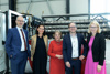 Ing. Mag. Christian Matzinger, Petra Baumgartner, EU-Kommissarin Elisa Ferreira, Bernhard Adler und Landeshauptmann-Stellvertreterin Mag.a Christine Haberlander stehen nebeneinander in einem Betriebsraum