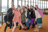 Eine Gruppe von dreizehn Frauen ist im Foyer des Linzer Brucknerhauses zu einem Selfie aufgestellt, unter ihnen Landeshauptmann-Stellvertreterin Mag.a Christine Haberlander .