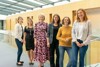 Simone Heinz-Jahraus, Monika Taschauer, LH-Stv.in Christine Haberlander, Sylvia Aufreiter, Katharina Hohensinn, und Yasmin Ramelmüller stehen nebeneinander auf einem Gang im Landesdienstleistungszentrum