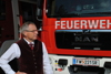 Landesrat Ing. Wolfgang Klinger steht vor einem Feuerwehr-Einsatzfahrzeug